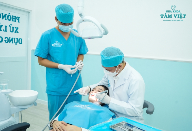 Cạo vôi răng có ê buốt không? Nguyên nhân và cách khắc phục