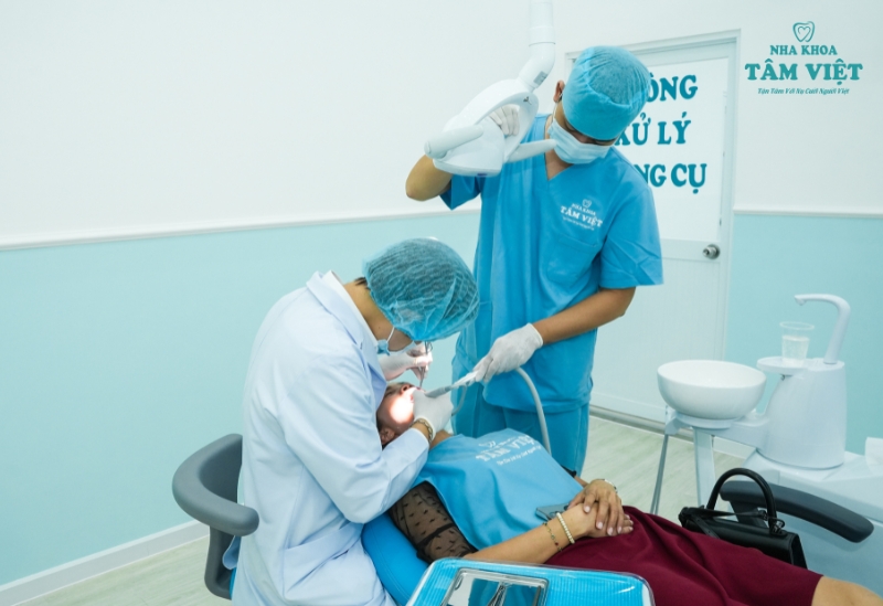 Cạo vôi răng có ê buốt không? Nguyên nhân và cách khắc phục 2 Cạo vôi răng có ê buốt không?