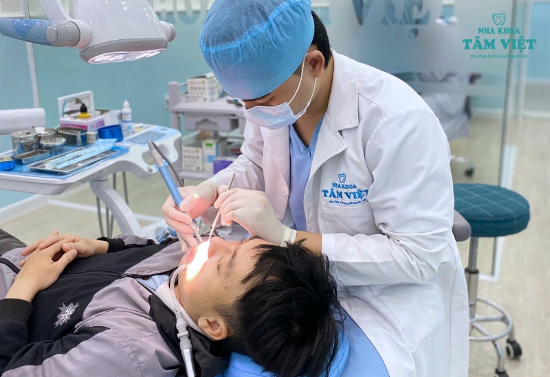 Hướng dẫn chi tiết chăm sóc và vệ sinh răng miệng khi niềng răng 5 Lấy cao răng định kỳ