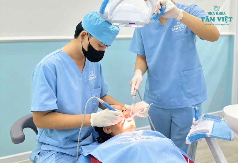 Cần thăm khám để biết có thể bọc sứ răng sâu hay không