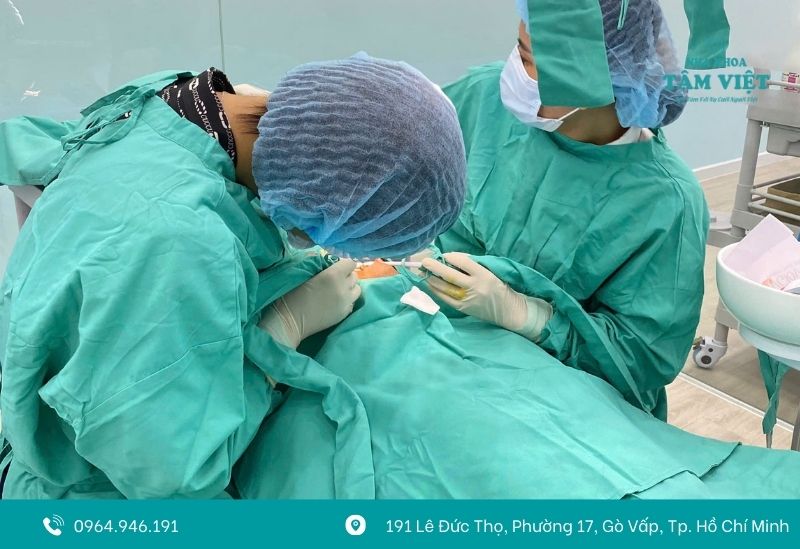 Bác sĩ trực tiếp đồng hành cùng bạn trong ca trồng răng