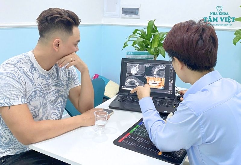 Bác sĩ tư vấn chi tiết cho khách hàng