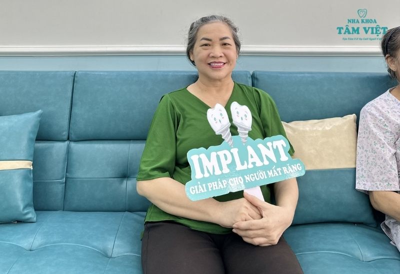 Khách hàng trồng răng implant tại Tâm Việt
