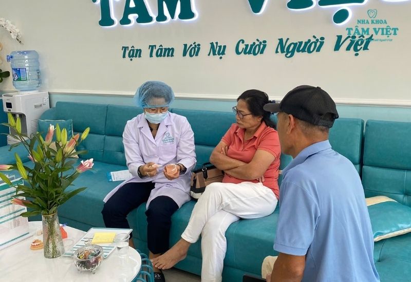 Bác sĩ sẽ giúp bạn quyết định nên chọn loại trụ nào
