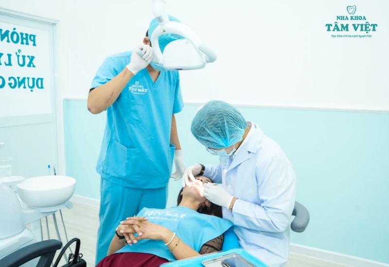 Bác sĩ trực tiếp kiểm tra tình trạng răng