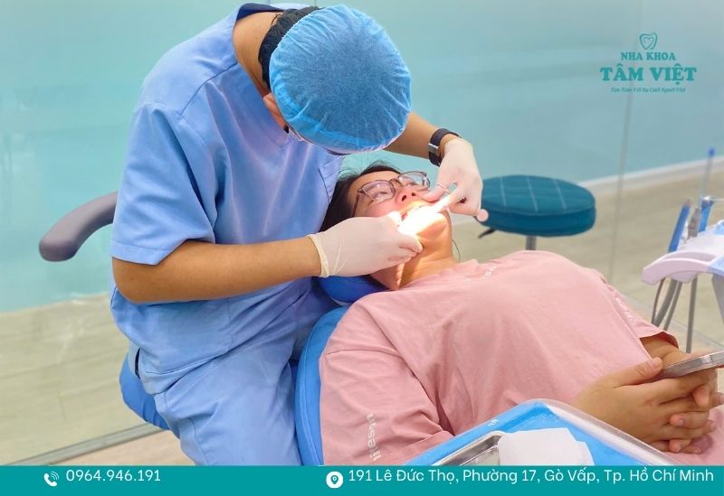 Bác sĩ kiểm tra miếng trám