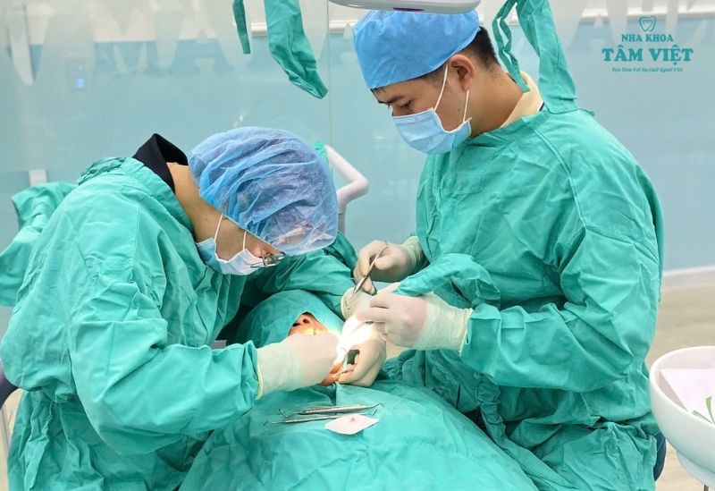 Hình ảnh trồng răng implant trong phòng vô trùng