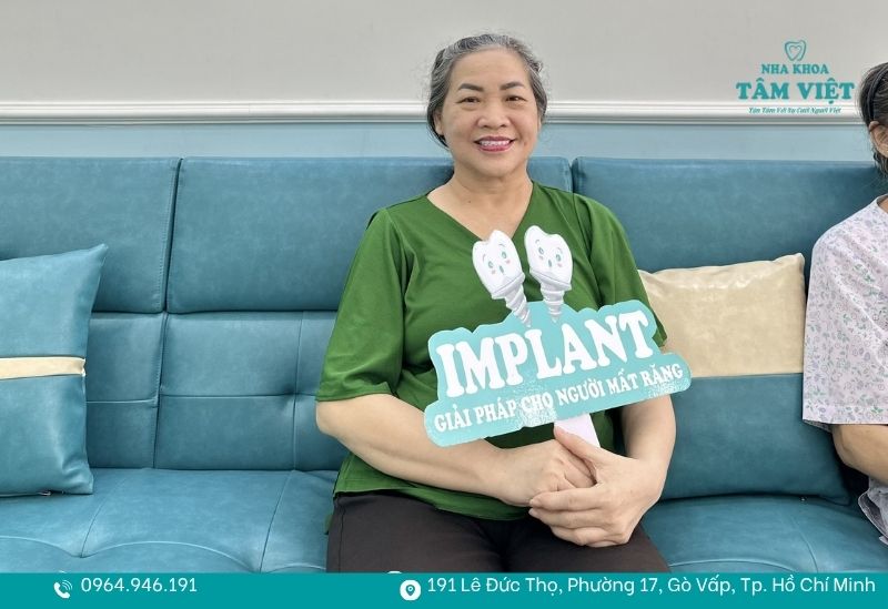 Khách hàng cấy ghép implant