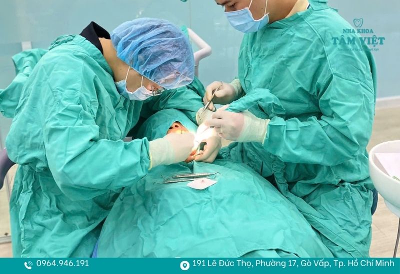 Tiến hành thay trụ implant mới