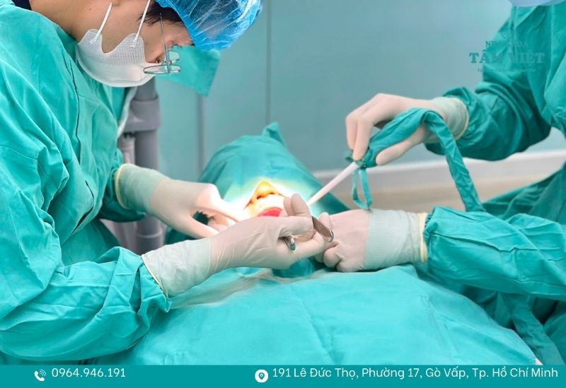 Bọc sứ khi về già có được không và có an toàn không? 5 Mất răng lâu năm sẽ cấy implant thay thế