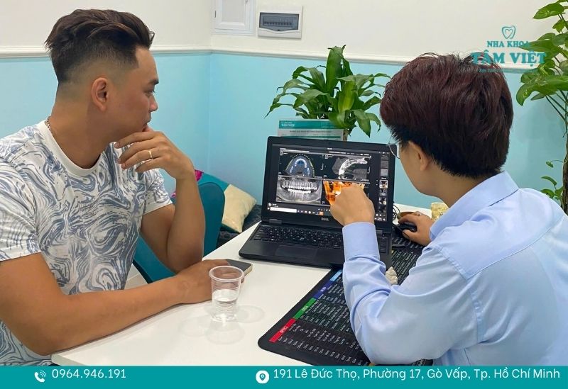 Bác sĩ thăm khám kỹ lưỡng