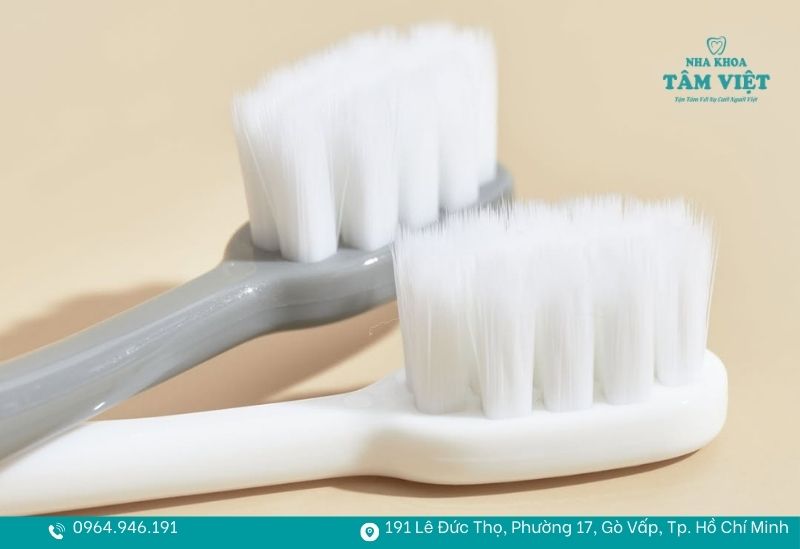 Sử dụng bàn chải lông mềm để chải răng