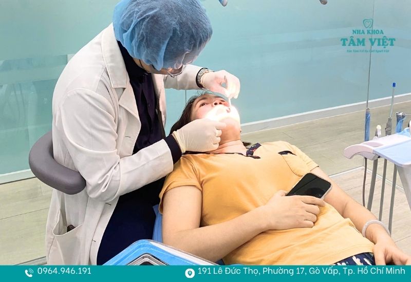 Bọc răng sứ bao lâu thì phải làm lại để tránh biến chứng? 4 Thăm khám định kỳ để bác sĩ theo dõi tình trạng răng