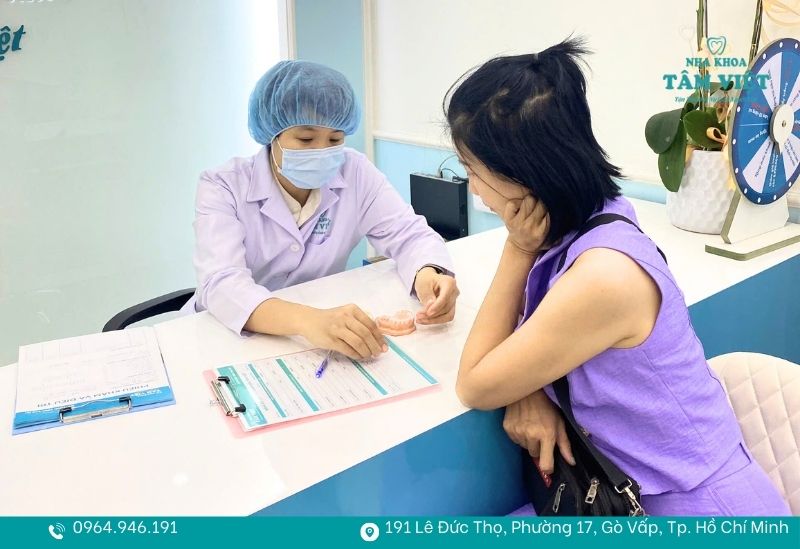 Răng bị nứt dọc phải làm sao? Có cần nhổ bỏ răng không? 4 Thăm khám kỹ lưỡng và chụp phim