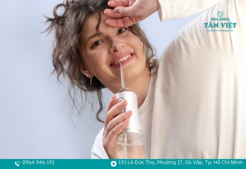 Răng sứ bị hôi miệng phải làm sao để hết mùi khó chịu? 4 Sử dụng máy tăm nước