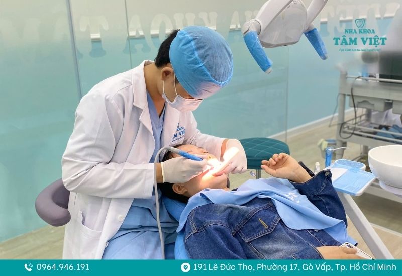 Khám và kiểm tra răng định kỳ để duy trì độ bền và màu sắc của răng sứ