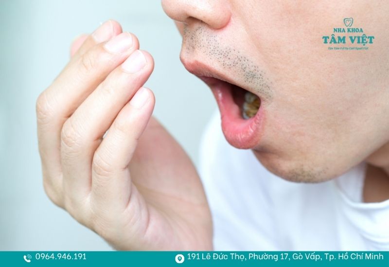 Hơi thở có mùi hôi nồng nặc và dai dẳng